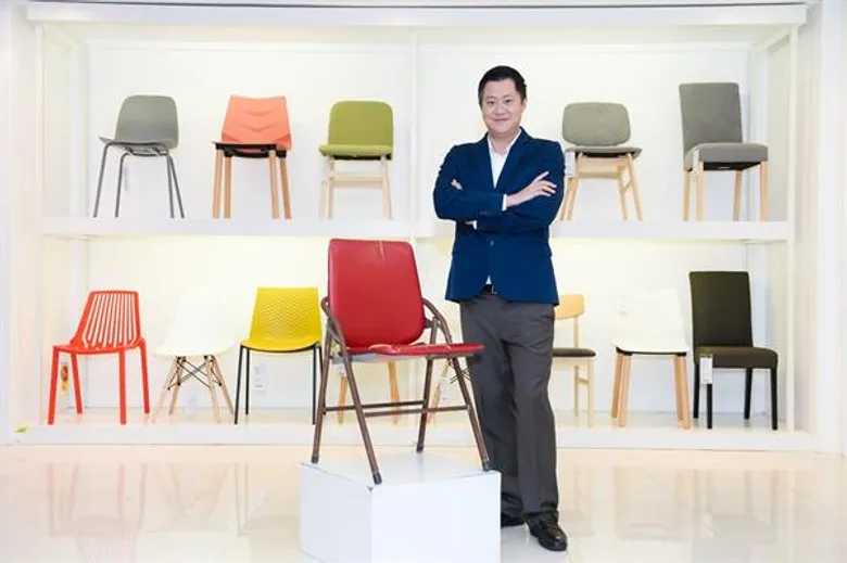 “อินเด็กซ์ ลิฟวิ่งมอลล์” รับมอบ “เก้าอี้พับสีแดง” ในตำนาน