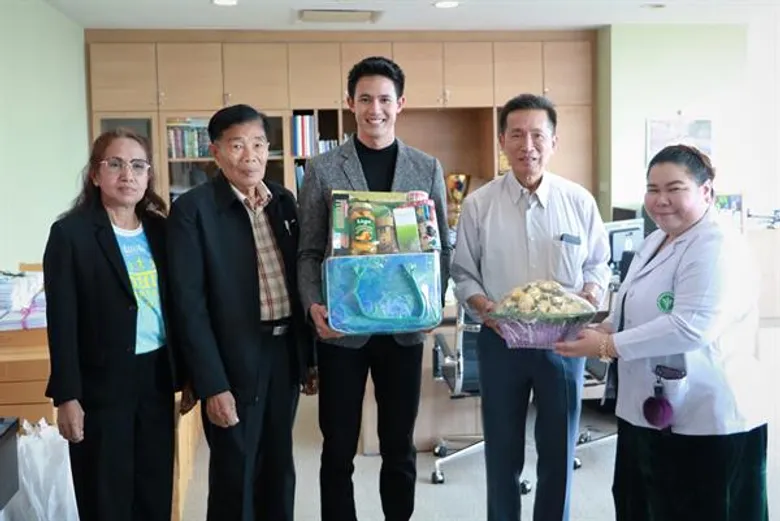 “แชมป์-น้ำฟ้า” ส่งมอบอุปกรณ์ทางการแพทย์โรงพยาบาลชุมแสง ในกิจกรรม “บ้านแบ้รัน2019”