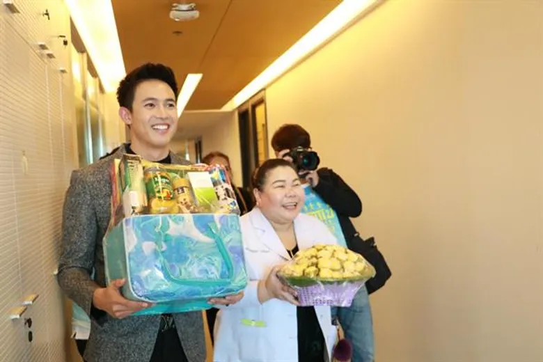 “แชมป์-น้ำฟ้า” ส่งมอบอุปกรณ์ทางการแพทย์โรงพยาบาลชุมแสง ในกิจกรรม “บ้านแบ้รัน2019”