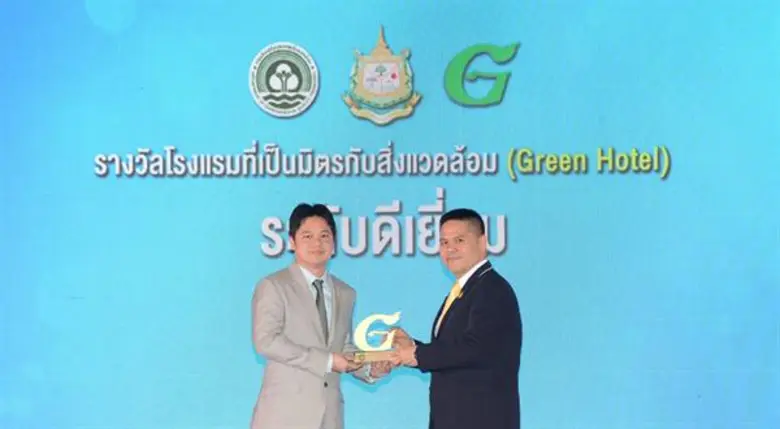 นายณพงศ์ ปริพนธ์พจนพิสุทธิ์ (ซ้าย) กรรมกา...