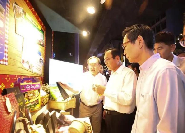 โออาร์ จำหน่ายสินค้าโครงการไทยเด็ด พร้อมโชว์ความสามารถบาริสต้าผู้พิการไทย โครงการคาเฟ่ อเมซอน ฟอร์ แช้นส์ ในงานเทศกาลมอบความสุขฯ สีลม วอล์คกิ้ง สตรีท