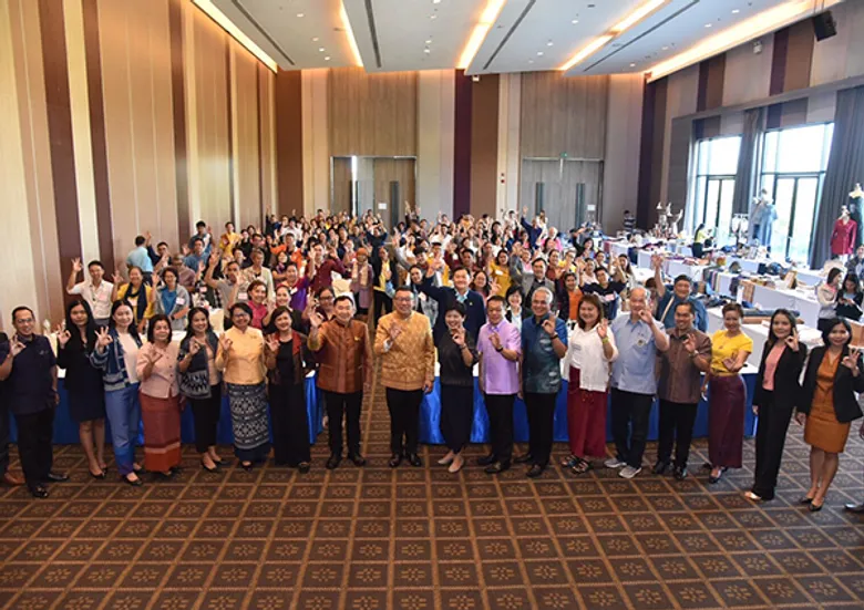 "วีรศักดิ์" ลุยปลุกตลาดหัตถศิลป์ถิ่นอีสาน