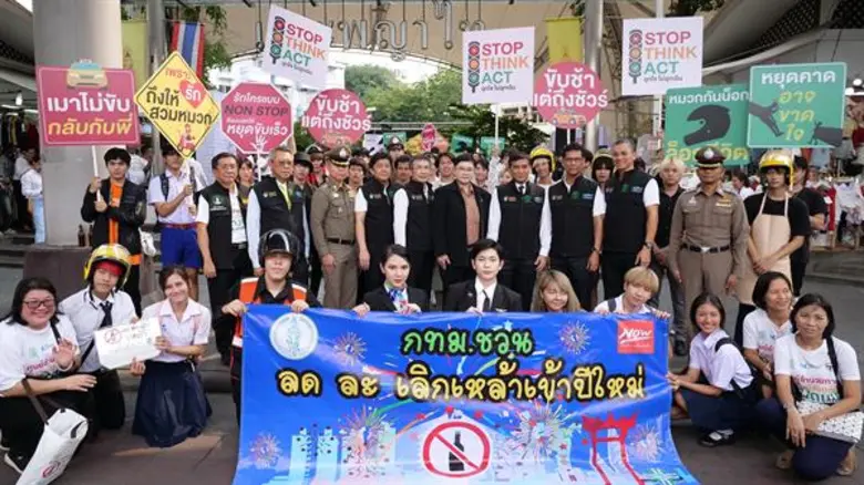 นายสมภาคย์ สุขอนันต์ (ยืนแถวหน้าที่ 4 จากขวา) รองปล...