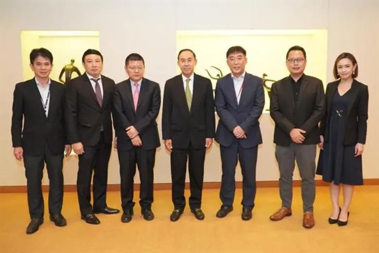 Mr. Pisit Serewiwattana (center), Preside...