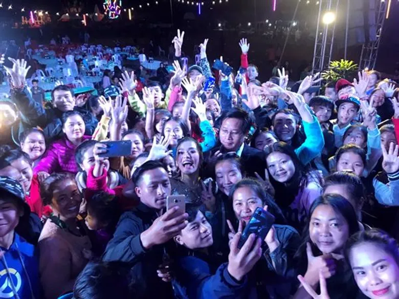 “ธัญญ่า อาร์สยาม” สุดปลื้ม แฟนๆ ชาว สปป.ลาว แห่กรี๊ด
