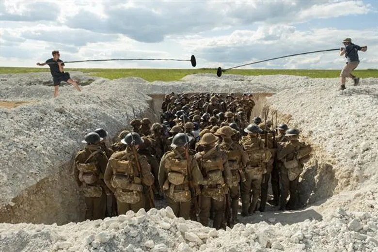 1917 คว้า 2 รางวัลลูกโลกทองคำ ในสาขาภาพยนตร์ยอดเยี่ยมประเภทดราม่าและสาขาผู้กำกับยอดเยี่ยม