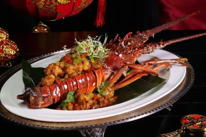 อิ่มอร่อยรับปีใหม่กับเมนูอาหารจีนจาก กุ้งมังกรภูเก็ต กุ้งลายเสือ ปูทะเล ณ แฟลร์ โรงแรมฮิลตัน พัทยา