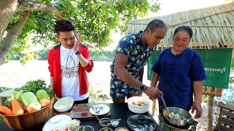 ทีวีไกด์: รายการ “ครัวลั่นทุ่ง” ช่อง 8 เกือบไม่รอด “รัศมีแข” พายเรือวนในบ่อ หากระจับ