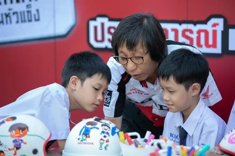 รัฐมนตรี ศธ. ร่วมหนุนเยาวชนไทย กระตุ้นจิตสำนึกผู้ใหญ่ให้เด็กใส่หมวกกันน็อก ผ่านโครงการ “สังคมหัวแข็ง ปี 4” โดย เอ.พี. ฮอนด้า