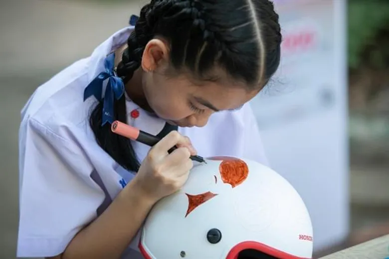 รัฐมนตรี ศธ. ร่วมหนุนเยาวชนไทย กระตุ้นจิตสำนึกผู้ใหญ่ให้เด็กใส่หมวกกันน็อก ผ่านโครงการ “สังคมหัวแข็ง ปี 4” โดย เอ.พี. ฮอนด้า