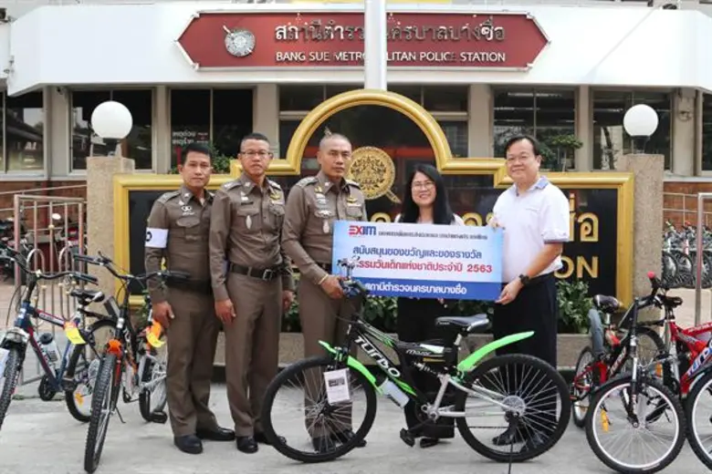 ดร.น้องนุช เหล่ามณีรัตนาภรณ์ (ที่ 2 จากขว...