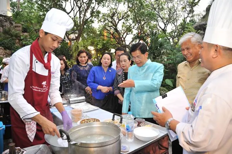 รมว.ศธ. เปิดงานพิธีสมโภชน์พระอาราม 192 ปี วัดประยุรวงศาวาสวรวิหาร