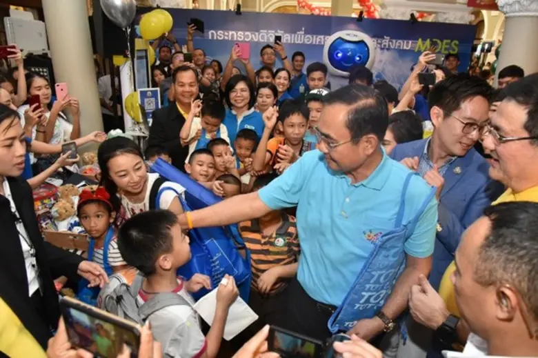 “ลุงตู่” เยี่ยมชมบูธ“ดีอีเอส”ร่วมงานวันเด็กแห่งชาติปี 2563 ณ ทำเนียบรัฐบาล เติมเต็มสาระความรู้ด้านดิจิทัลเป็นของขวัญเยาวชนไทย