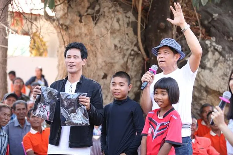 มูลนิธิเวิร์คพอยท์มอบของขวัญพร้อมนำศิลปินร่วมทำกิจกรรม มอบความสุขแก่เด็กๆ ในพื้นที่ห่างไกล