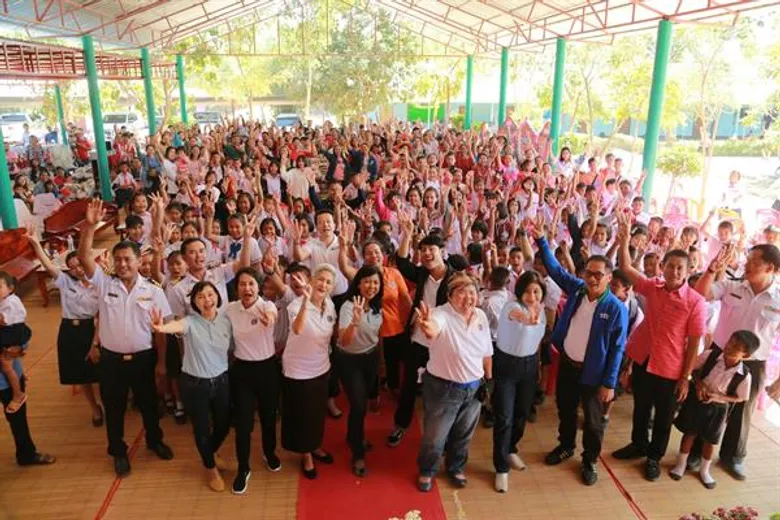 ช่อง 3 ส่งมอบอาคารเรียนที่บูรณะหลังอุทกภัยจากพายุโพดุล โรงเรียนเทพนิมิต ตำบลแก้งเหนือ อำเภอเขมราฐ จังหวัดอุบลราชธานี