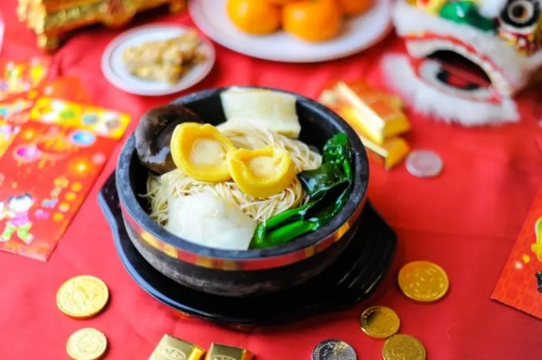 ซินเจียยู่อี่ ซินนี้ฮวดไช้ "อิ่มอร่อย พร้อมหน้าพร้อ...