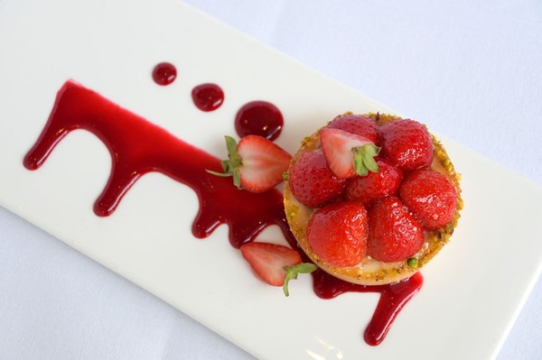 สตรอว์เบอร์รี่อันหอมหวาน นำมาประกอบกับขนม...
