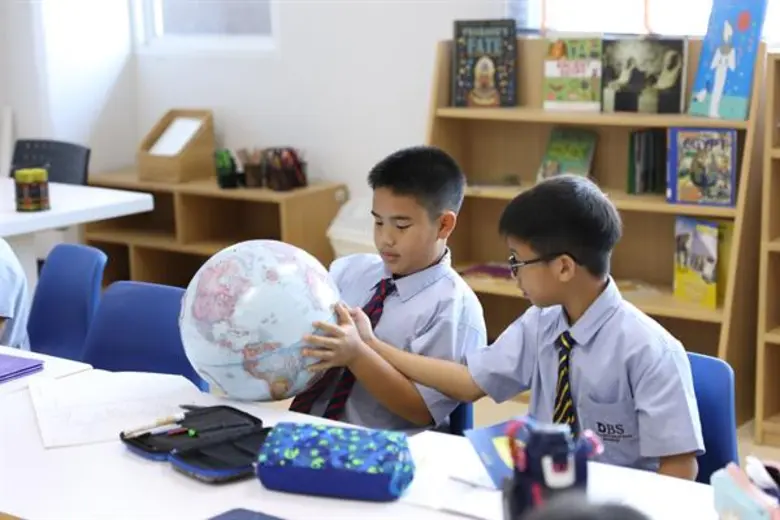 ซัมเมอร์นี เรียนภาษาอังกฤษแบบเป๊ะๆกับ DBS Summer School 2020 ภายใต้ธีม A Journey Through Time เจาะเวลาหาอดีตและความลับโลกโบราณ ขึ้นไทม์แมชชีนไปอัพเลเวลทักษะภาษาอังกฤษพร้อม ๆ กัน20 กรกฎาคม – 14 สิงหาคม 2563 ที่โรงเรียนนานาชาติ DBS เด่นหล้า บริติช สคูล