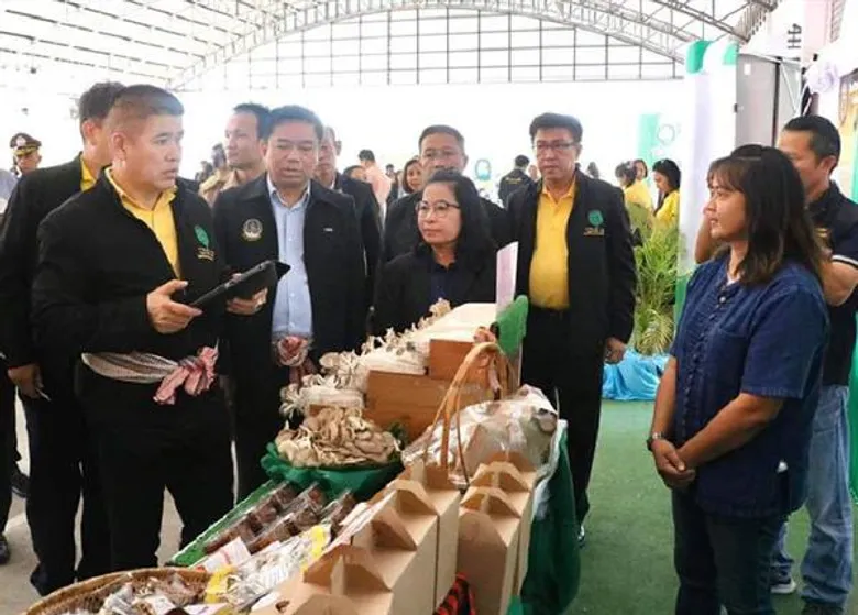 รมช.กษ.ธรรมนัส พรหมเผ่า ลงพื้นที่ตรวจราชการ และมอบหนังสืออนุญาตให้เข้าทำประโยชน์ในเขตปฏิรูปที่ดินแก่เกษตรกร (ส.ป.ก. ๔-๐๑) จังหวัดระยอง