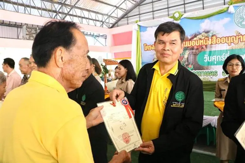 รมช.กษ.ธรรมนัส พรหมเผ่า ลงพื้นที่ตรวจราชการ และมอบหนังสืออนุญาตให้เข้าทำประโยชน์ในเขตปฏิรูปที่ดินแก่เกษตรกร (ส.ป.ก. ๔-๐๑) จังหวัดระยอง