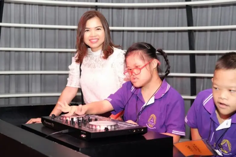 เทเวศ ส่งมอบความสุขให้ “เด็กที่มีความต้องการพิเศษ” ผ่านกีฬาขี่ม้า-ว่ายน้ำ