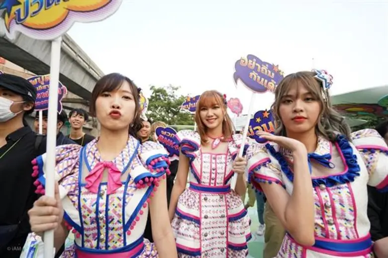 “ไทบ้านxBNK48จากใจผู้สาวคนนี้” แห่งรถรอบกรุงคึกครื้น MV เพลง “โดดดิด่ง” 9 ชม.ยอดทะลุล้านวิว เสียงตอบรับโดนใจ