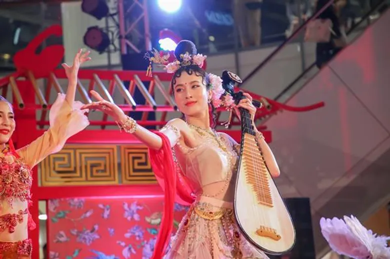 ศูนย์การค้าเซ็นทรัลเวิลด์ แปลกโฉม ปอย ตรีชฎา สวยสะกดในลุคนางฟ้าซู่หนี่วร์ นักดนตรีหญิงคนแรกในประวัติศาสตร์จีน ดึงนักแสดงจีนโชว์ฉลองตรุษจีน “wOrld class chinses perfOrmance shOw”