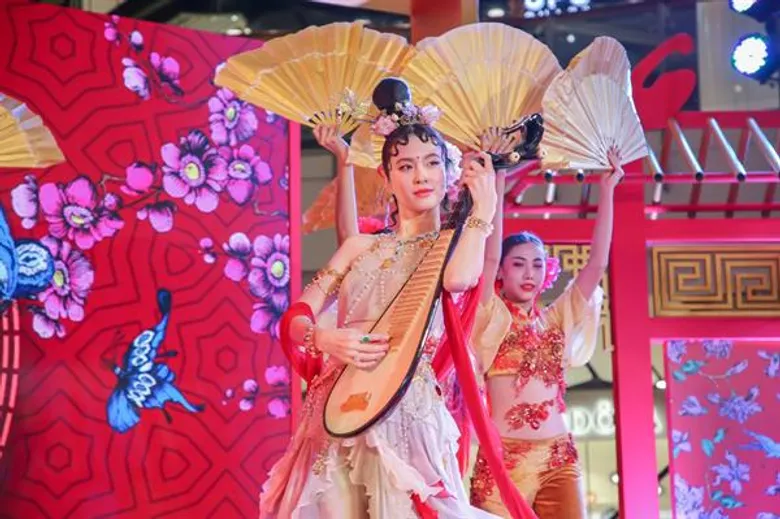 ศูนย์การค้าเซ็นทรัลเวิลด์ แปลกโฉม ปอย ตรีชฎา สวยสะกดในลุคนางฟ้าซู่หนี่วร์ นักดนตรีหญิงคนแรกในประวัติศาสตร์จีน ดึงนักแสดงจีนโชว์ฉลองตรุษจีน “wOrld class chinses perfOrmance shOw”