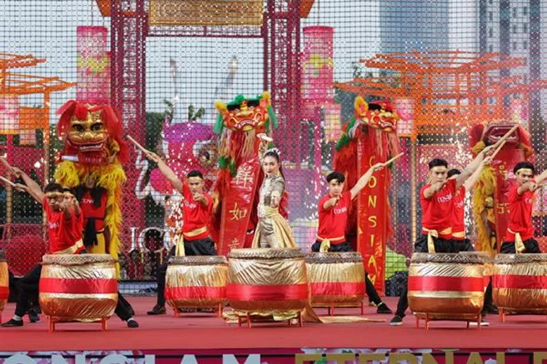 ฉลองตรุษจีนปีหนูทอง มหามงคล สุดยิ่งใหญ่ริมฝั่งแม่น้ำเจ้าพระยา “THE ICONSIAM ETERNAL PROSPERITY CHINESE NEW YEAR 2020” ตื่นตากับสุดยอดโชว์คณะกายกรรมอันดับ 1 จากสาธารณรัฐประชาชนจีน การแสดงพญามังกรคู่และการเชิดสิงโตสุดอลังจากสมาคมอุปรากรจีน ณ ไอคอนสยาม