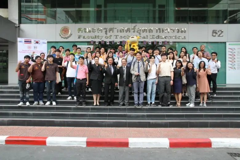รศ. ดร. ไพโรจน์ สถิรยากร คณบดีคณะครุศาสตร...