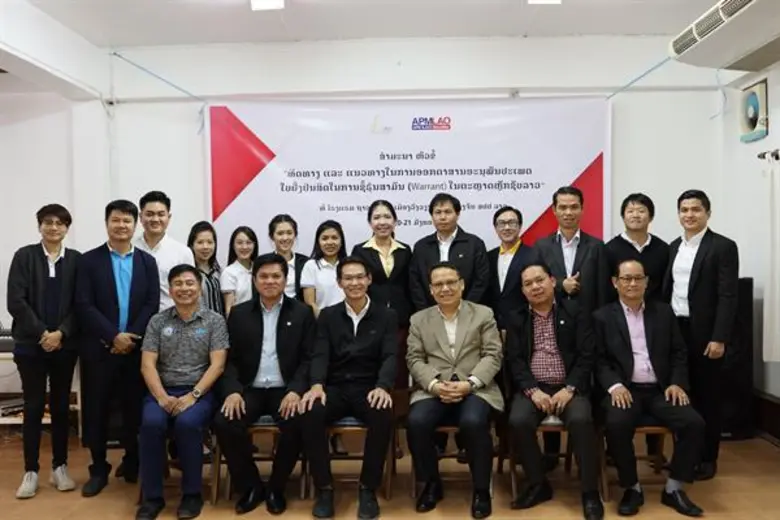 นายสมภพ ศักดิ์พันธ์พนม (นั่งซ้ายสุด) ประธ...