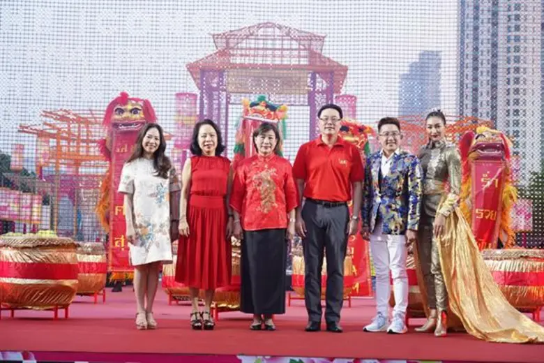 “THE ICONSIAM ETERNAL PROSPERITY CHINESE NEW YEAR 2020” เบิกฟ้าตรุษจีนปีหนูทอง มหามงคล!! “แพนเค้ก-เขมนิจ” ปังทุกมุมแปลงโฉมเป็นนางฟ้าลั่นกลองควงคู่ พญาราชสีห์ 4 มณฑล และพญามังกรคู่ประทานพร เสริมสิริมงคลรับโชคครั้งยิ่งใหญ่ ริมฝั่งแม่น้ำเจ้าพระยา ณ ไอคอนสยาม