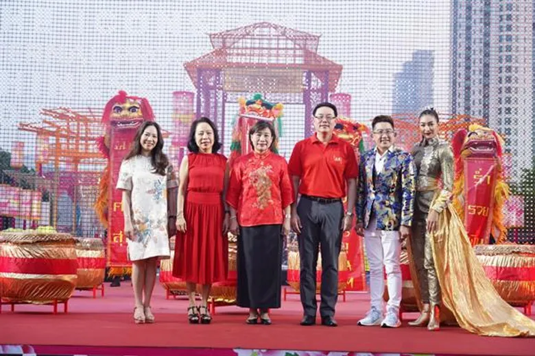 “THE ICONSIAM ETERNAL PROSPERITY CHINESE NEW YEAR 2020” เบิกฟ้าตรุษจีนปีหนูทอง มหามงคล!! “แพนเค้ก-เขมนิจ” ปังทุกมุมแปลงโฉมเป็นนางฟ้าลั่นกลองควงคู่ พญาราชสีห์ 4 มณฑล และพญามังกรคู่ประทานพร เสริมสิริมงคลรับโชคครั้งยิ่งใหญ่ ริมฝั่งแม่น้ำเจ้าพระยา ณ ไอคอนสยาม