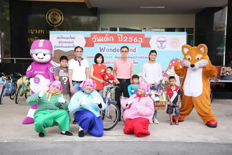 นายชัยภัฏ เตมียบุตร (ยืนที่ 3 จากซ้าย) ผู...