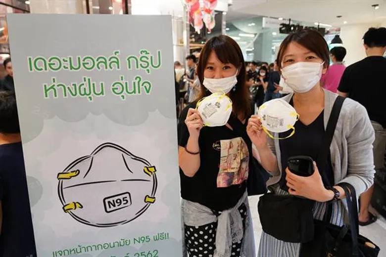 เดอะมอลล์ กรุ๊ป ห่วงใยประชาชน แจกหน้ากากอนามัย N95 ดีเดย์ 27 มกราคม พร้อมมาตรการฉีดพ่นละอองน้ำ ทำความสะอาดถนนหน้าห้างฯ ทุกวัน จนกว่าสถานการณ์ฝุ่นละอองจะดีขึ้น