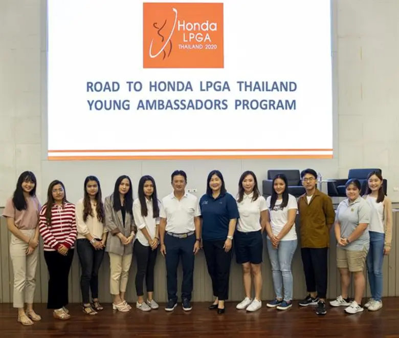 บรรยายภาพ: มนวรา เพชรพลากร (ที่ 7 จากซ้าย...