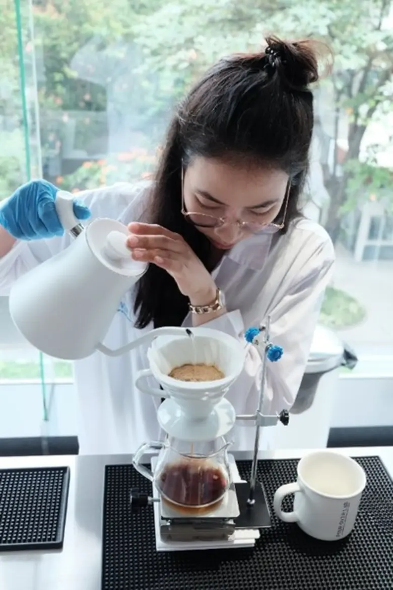 สยามดิสคัฟเวอรี่ เปิดประสบการณ์โลกกาแฟที่แตกต่างไปกับ “Pour Over Lab” หลากเมนูกาแฟสกัดเย็นจากเครื่อง One Dutch เครื่องเดียวในไทย!! ณ CAZH ชั้น 1 สยามดิสคัฟเวอรี่ ดิเอ็กซ์พลอราทอเรี่ยม