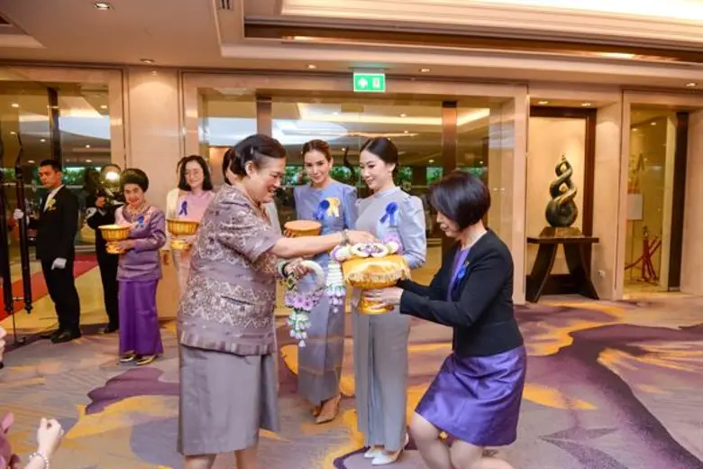 คณะผู้จัดงานของหนังสือพิมพ์ ซิงเสียนเยอะเป้า พร้อมด...