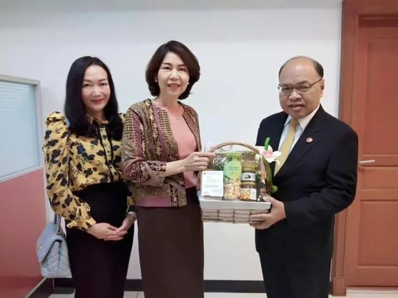 ภาพข่าว: คณะนิติศาสตร์ ม.ศรีปทุม อวยพรและสวัสดีปีใหม่ 2563 ตุลาการศาลรัฐธรรมนูญ