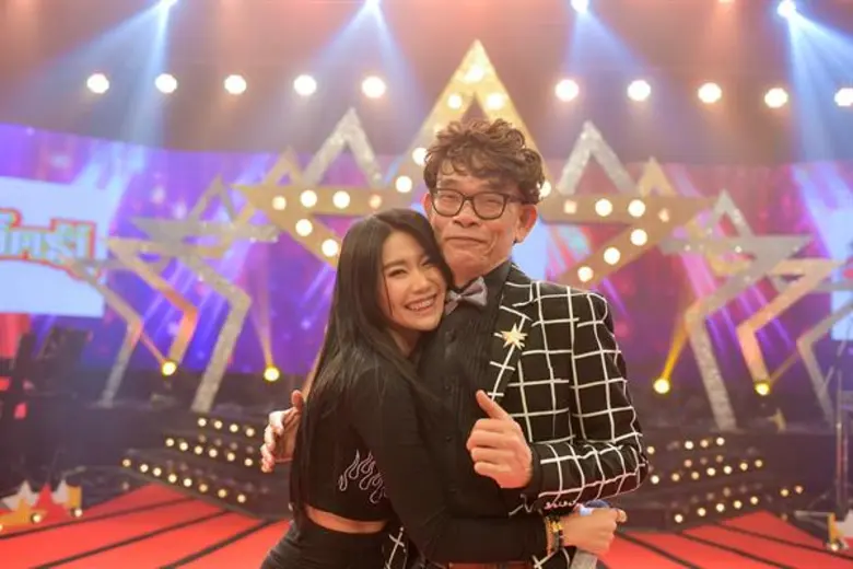 คือดี! “ป๋าเทพ”ฟิน..สาวสวยขอกอด นักร้องสายเอนฯเสิร์ฟความมันส์สุดสนุก