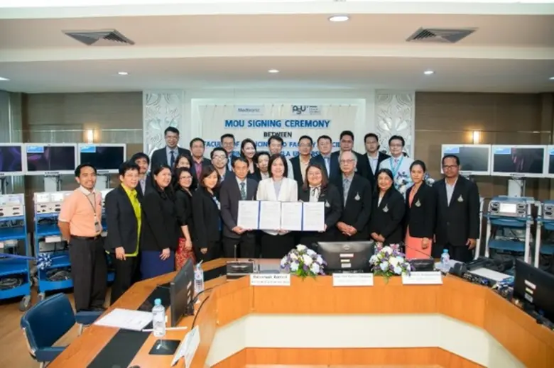 ภาพข่าว: เมดโทรนิคร่วมมือกับคณะแพทยศาสตร์และคณะวิทยาศาสตร์ มอ. จัดตั้งศูนย์ความเป็นเลิศในการผ่าตัดแผลเล็กเมดโทรนิคร่วมมือกับคณะแพทยศาสตร์และคณะวิทยาศาสตร์ มอ. จัดตั้งศูนย์ความเป็นเลิศในการผ่าตัดแผลเล็ก