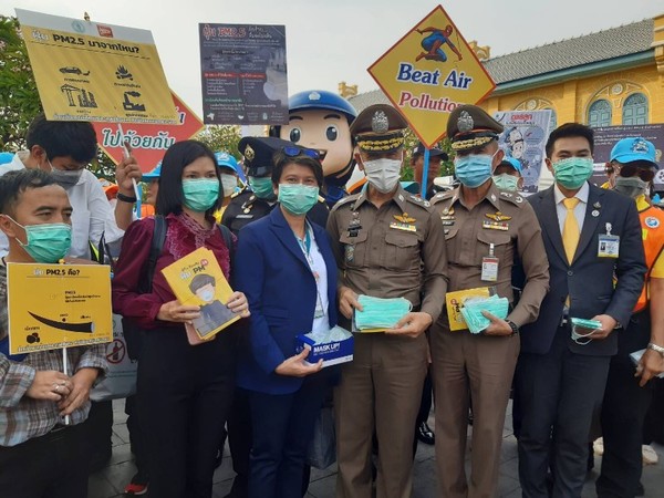 ภาพข่าว: รพ.พญาไท 1 ร่วมกับหน่วยงานกองบังคับการตำรวจจราจร โครงการพระราชดำริ แจกหน้ากากอนามัยให้กับประชาชน