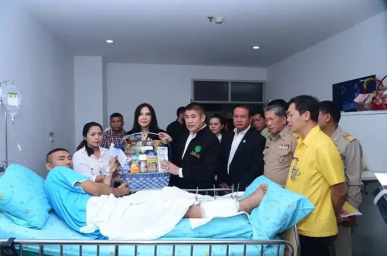 ร้อยเอก ธรรมนัส พรหมเผ่า พร้อมด้วย นางสาว...