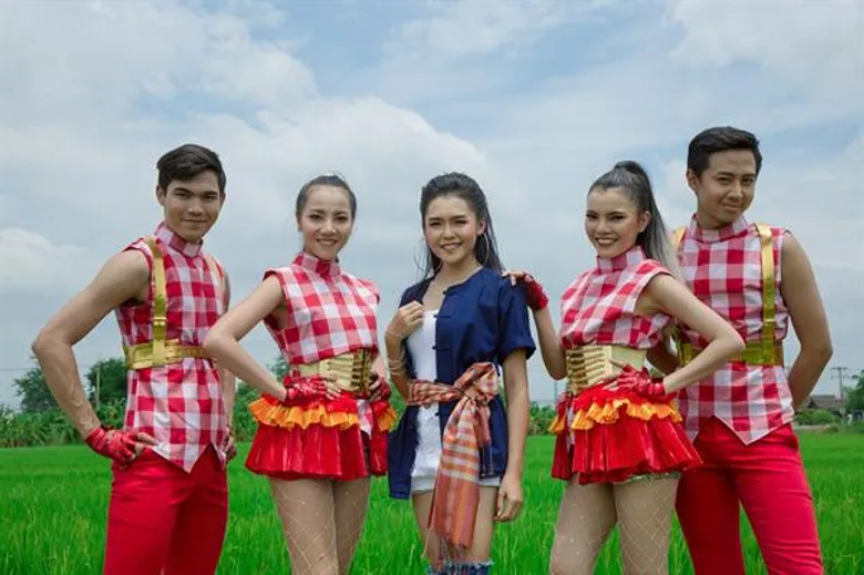“น้ำ กนกวรรณ” ชวนแดนซ์กับซิงเกิ้ลใหม่ “ลูกชาวนาหน้าเครื่องจักร” เพลงเหงาที่เข้าใจหัวอกสาวโรงงาน