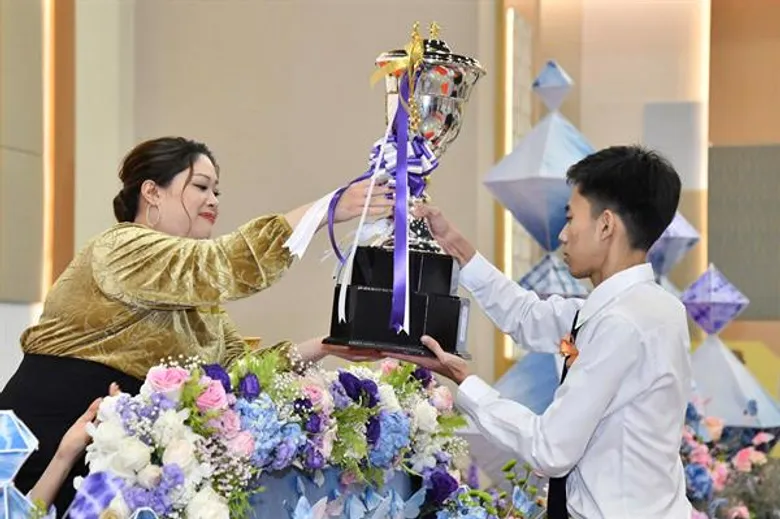 พระเจ้าวรวงศ์เธอ พระองค์เจ้าสิริภาจุฑาภรณ์ เสด็จประทานรางวัล ในงาน “สุดยอดนวัตกรรมอาชีวศึกษา” ที่ไดมอนด์ ฮอลล์ ศูนย์การค้าเซียร์ รังสิต อำเภอลำลูกกา จังหวัดปทุมธานี