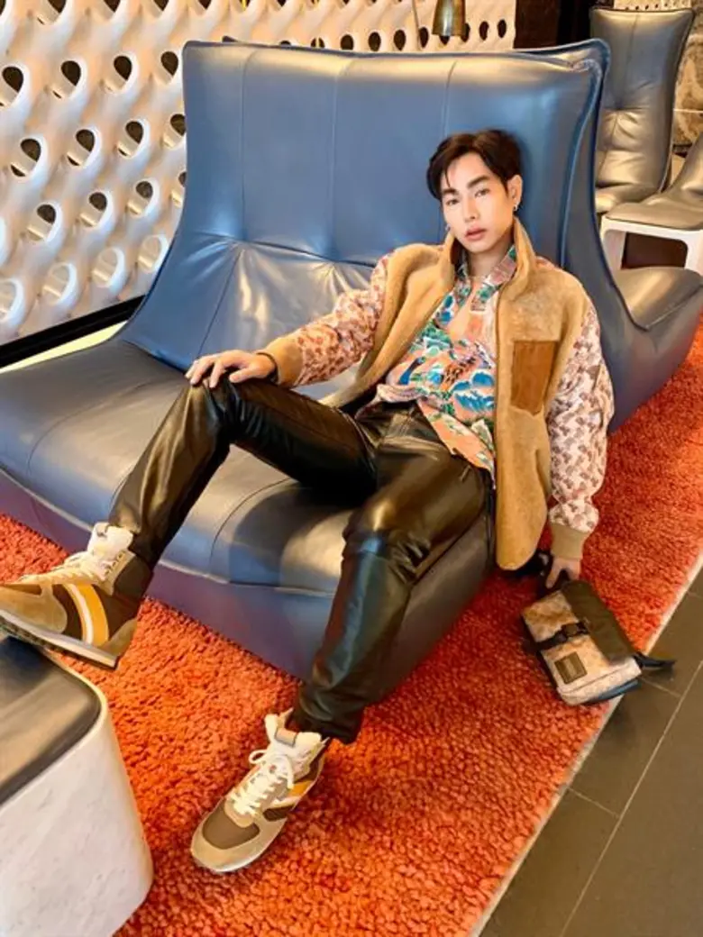เป๊ก - ผลิตโชค เสิร์ฟลุคสุดเท่ นั่งฟร้อนโรว์กระทบไหล่คนดัง ชมแฟชั่นโชว์ "Coach Fall 2020"