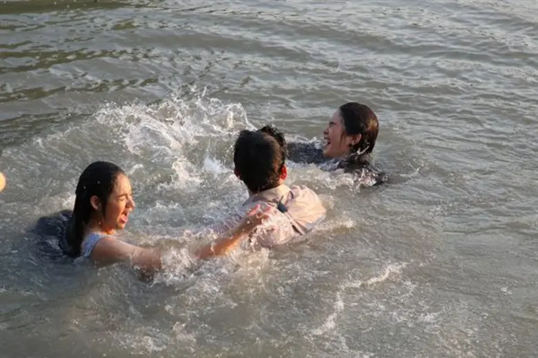 “ชาช่า” จิกส้นสูงขึ้นค่อมลุยตบ “นนนี่” ถีบตกน้ำกระจาย !!!