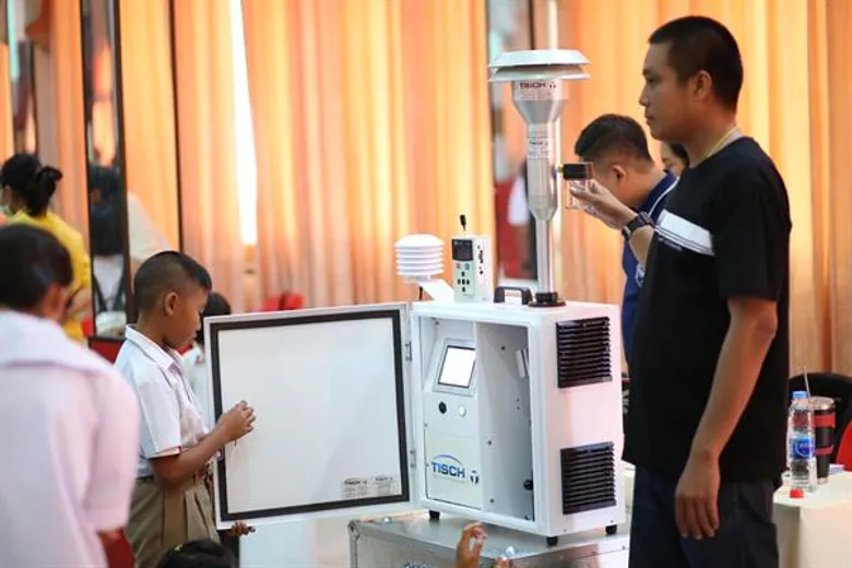 ชาร์ป ไทย ส่งเครื่องฟอกพลาสม่าคลัสเตอร์ เยียวยาภัยฝุ่น PM 2.5 ในโรงเรียน จ.กาญจนบุรี พร้อมเดินหน้าซีเอสอาร์ Write to Breathe