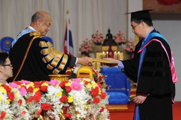 มหาวิทยาลัยหอการค้าไทย จัดพิธีประสาทปริญญ...