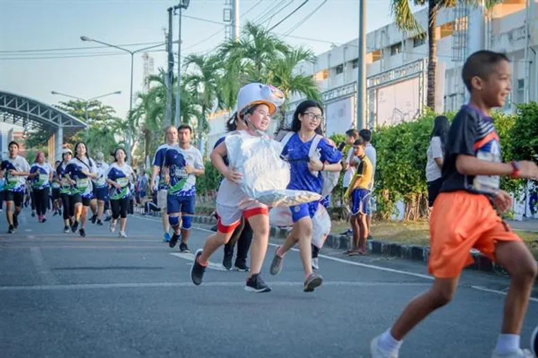 “บอย-เกรท-ชิปปี้” คึกคักวอร์มเท้าลงสนามพาวิ่งลงใต้ถิ่นกำเนิดยางพารา จ.ตรัง กับงาน “50th CH3 Charity Infinity Run วิ่งส่งต่อความรักไม่สิ้นสุดกระจายความสุขทั่วไทย”